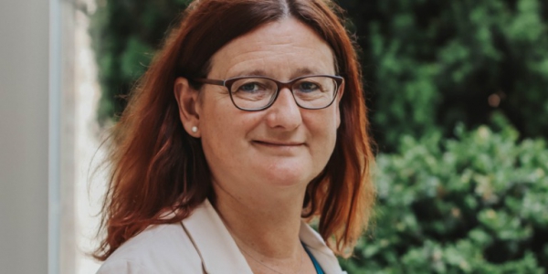 Bürgermeister-Kandidatin Helga Bennink beim Bücher-Outlet Lagerverkauf!